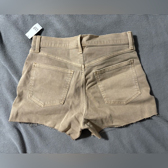 2/15$ NWT gap 4” High Rise Denim Shorts in beige - Picture 2 of 3